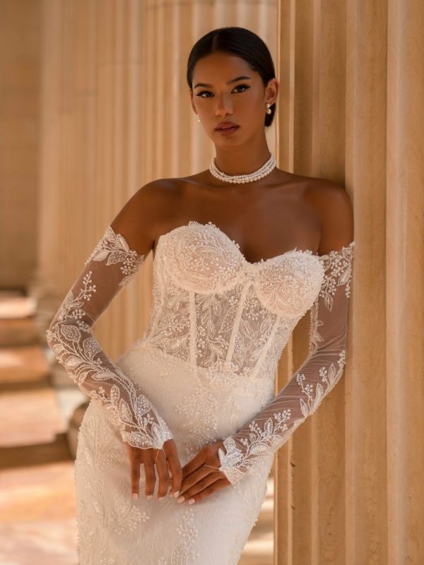 Γοργονέ νυφικό με κορσέ απο δαντέλα.