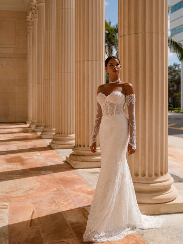 Γοργονέ νυφικό με κορσέ απο δαντέλα και αποσπώμενα μανίκια.