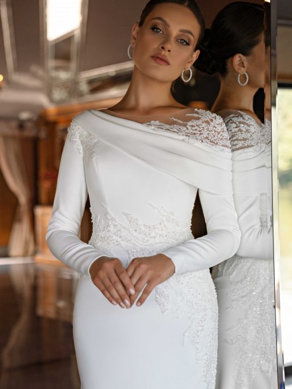 Ίσια γραμμή νυφικό με δαντέλα στον ώμο.