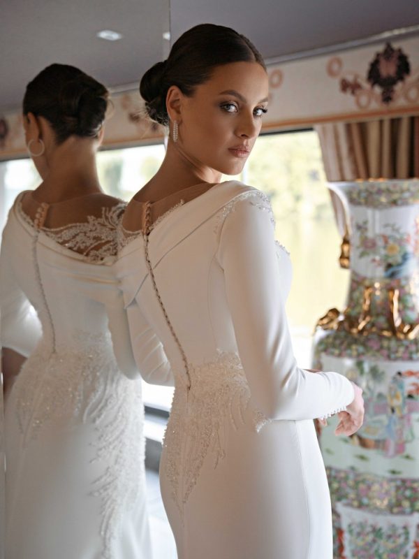 Ίσια γραμμή νυφικό με δαντέλα στον ώμο με μανίκια.