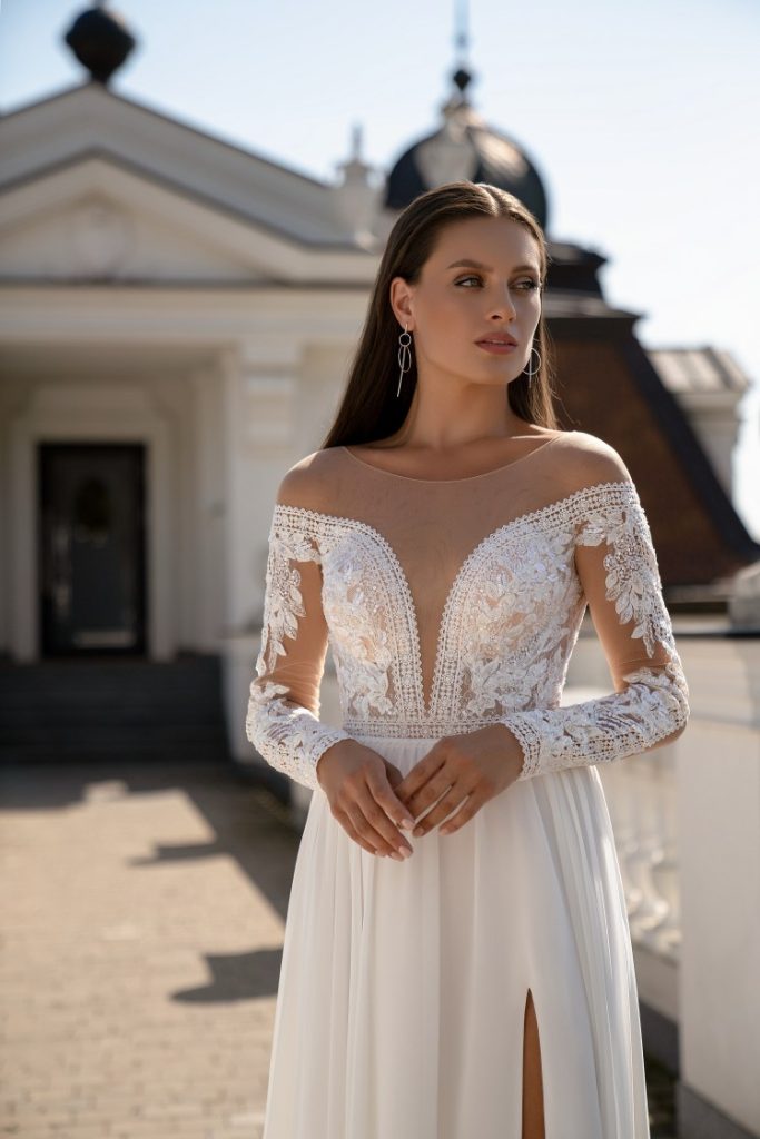 Boho φόρεμα για γάμο σε ίσια γραμμή.