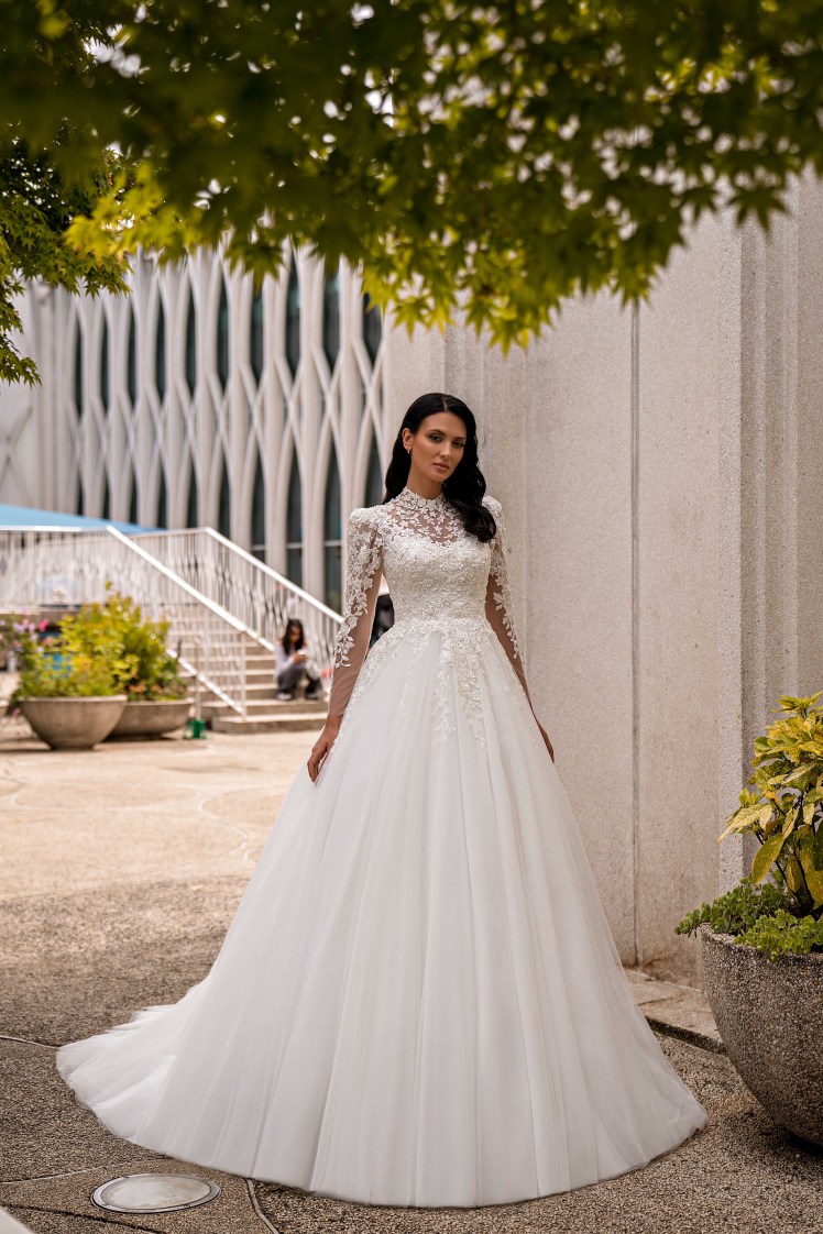 Τέλειο νυφικό σε Α γραμμή με μανίκια.