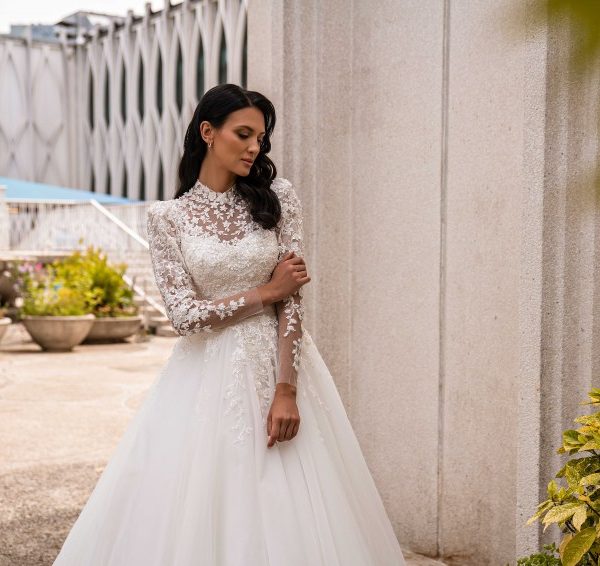 Τέλειο νυφικό σε Α γραμμή απο δαντέλα με μανίκια.