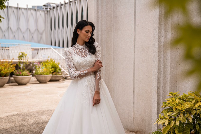 Τέλειο νυφικό σε Α γραμμή απο δαντέλα με μανίκια.