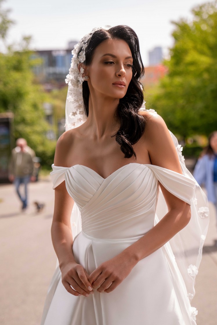 Στράπλες ντραπέ μπούστο στο σατέν νυφικό.