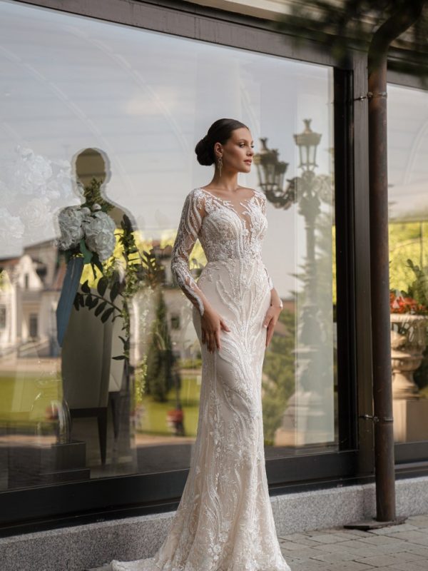 Αυτό το εκλεπτυσμένο Φόρεμα νυφικό με αποσπώμενη ουρά Elvira αποτελεί την αληθινή ενσάρκωση της πολυτέλειας και της κομψότητας για τη νύφη που ονειρεύεται να δείχνει αψεγάδιαστη στην πιο σημαντική μέρα της ζωής της.