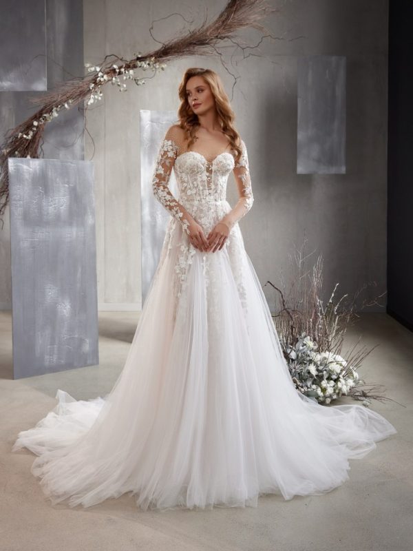 Κορσές στο νυφικό με λουλούδια και μπολερό.