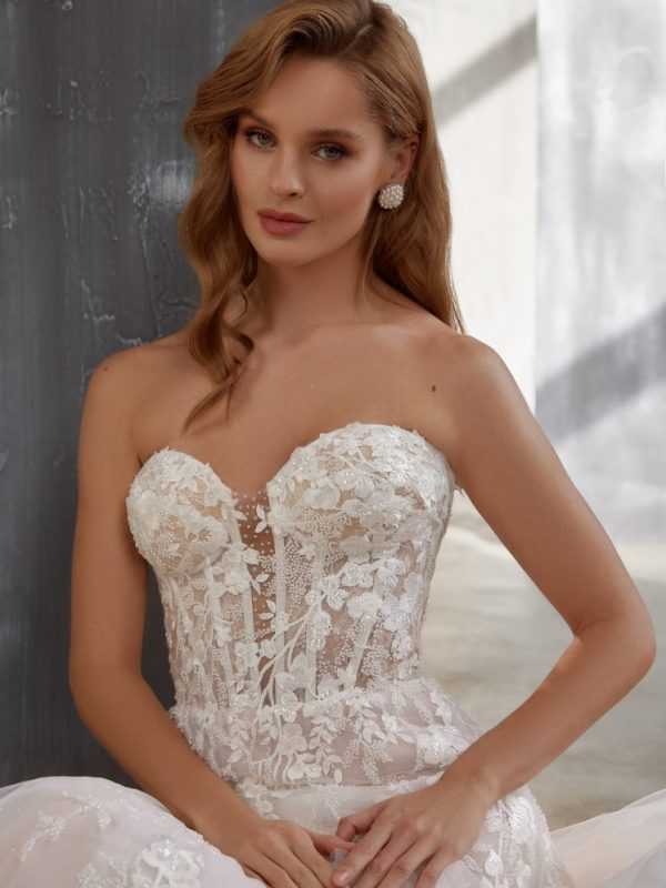 Κορσές στο νυφικό με λουλούδια.