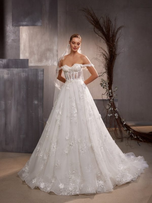 Υπέροχος κορσές στο νυφικό φόρεμα με λουλούδια.