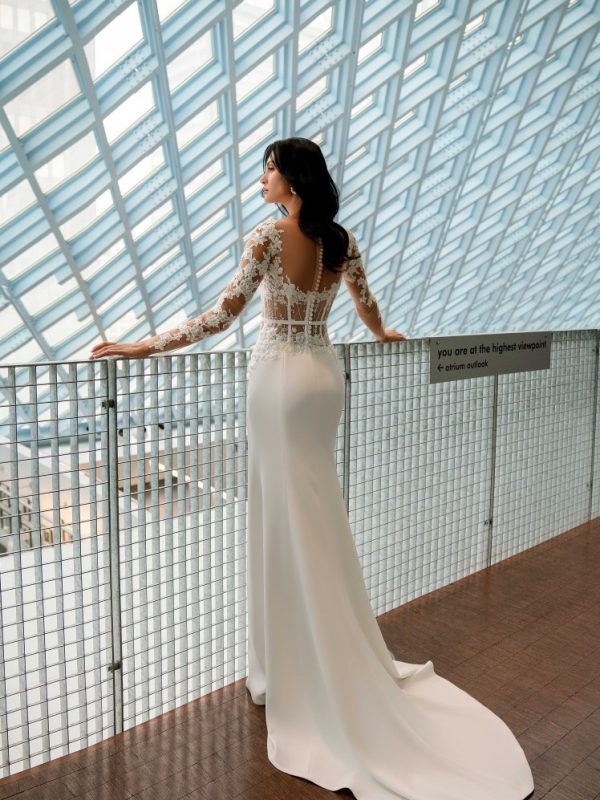 Νυφικό με ιδιαίτερο πάνω μέρος από δαντέλα και κρεπ φούστα