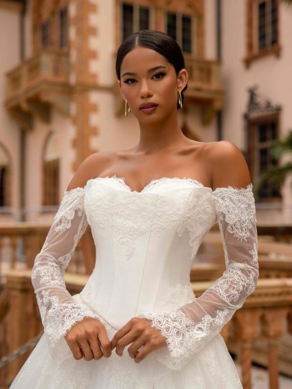 Πλούσιο νυφίκο με έξτρα κορσέ από υπέροχη δαντέλα.