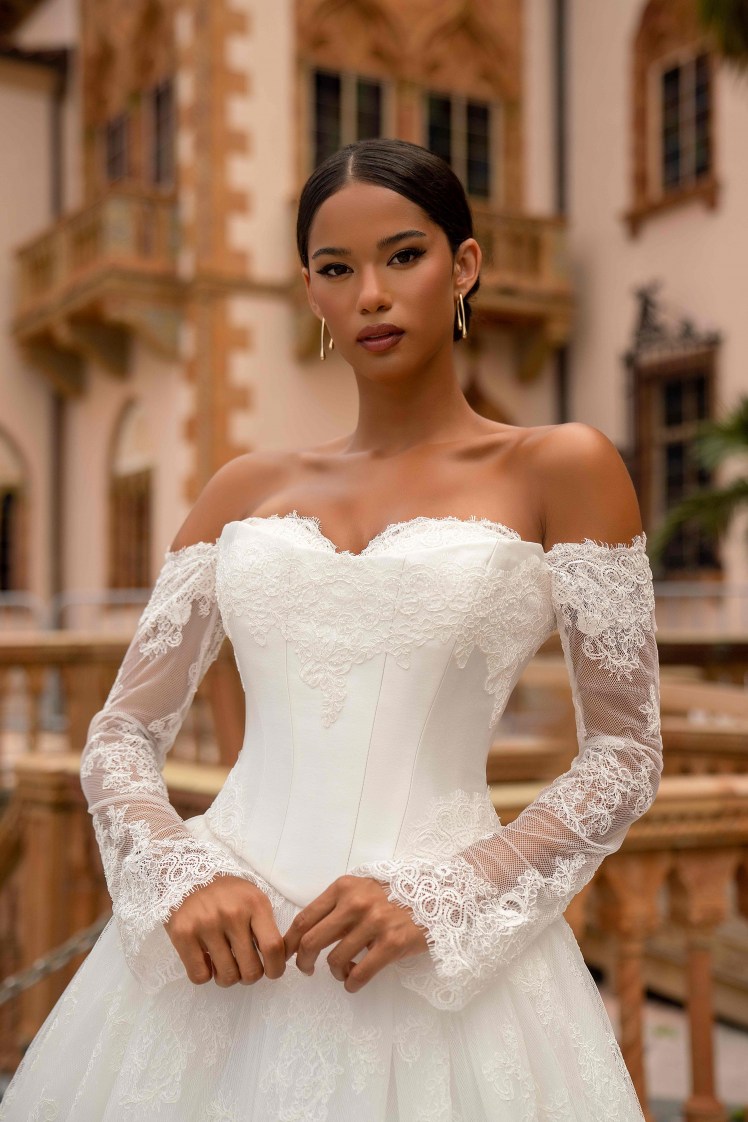 Πλούσιο νυφίκο με έξτρα κορσέ από υπέροχη δαντέλα.