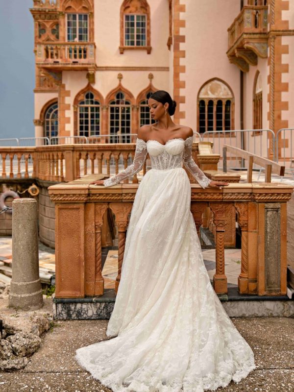 Υπέροχη δαντέλα στο νυφικό σε σχήμα Α.