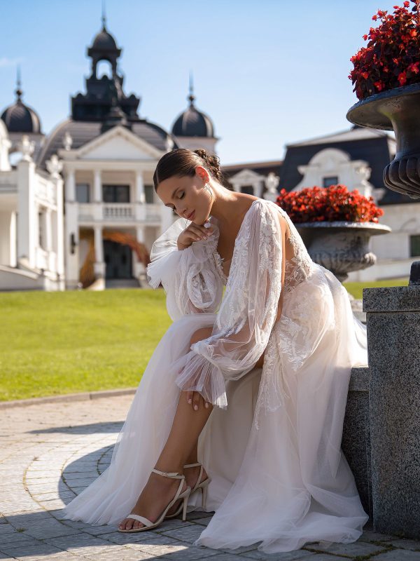 Μπόχο νυφικό με αποσπώμενα μανίκια.