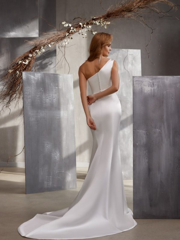 Μίνιμαλ νυφικό σε ελληνικό στυλ.