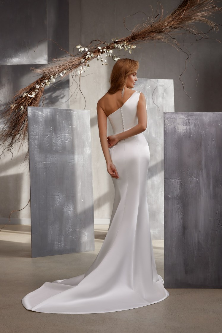 Μίνιμαλ νυφικό σε ελληνικό στυλ.