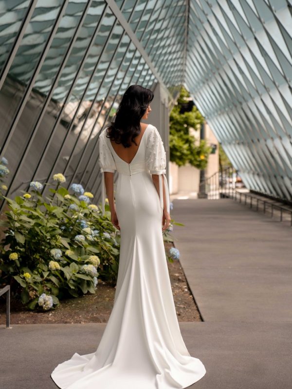 Νυφικό τύπου γοργόνα με μανίκια με πέρλες.