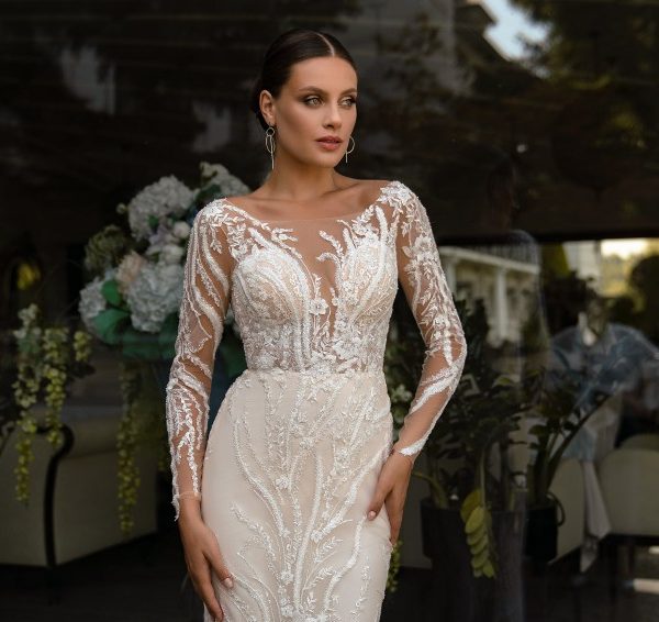 Αυτό το εκλεπτυσμένο Φόρεμα νυφικό με αποσπώμενη ουρά Elvira αποτελεί την αληθινή ενσάρκωση της πολυτέλειας και της κομψότητας για τη νύφη που ονειρεύεται να δείχνει αψεγάδιαστη στην πιο σημαντική μέρα της ζωής της.