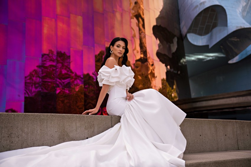 Γοργονέ νυφικό με ουρά