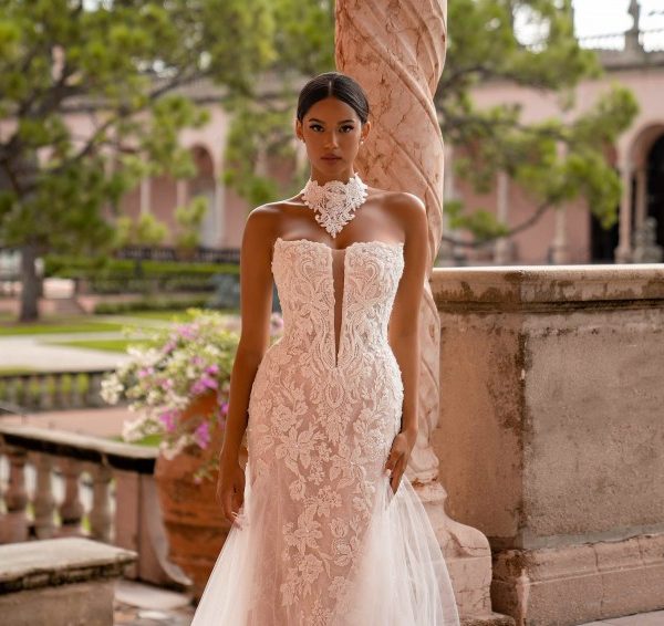 luxury-wedding-dress-michelle-lace-detail-catwalk-brides