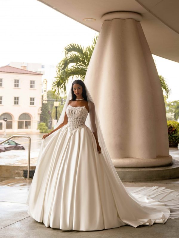 Νυφικό πριγκίπισσα με πλούσια φούστα.