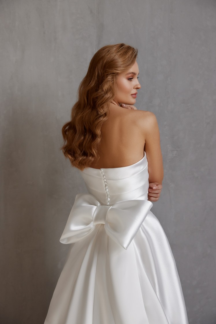 Εντυπωσιακό σατέν νυφικό φόρεμα με φιόγκο.