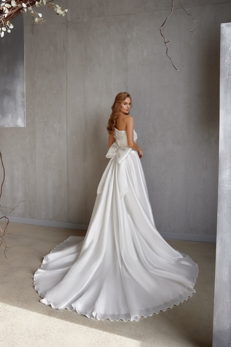 Εντυπωσιακό σατέν νυφικό φόρεμα με φιόγκο.