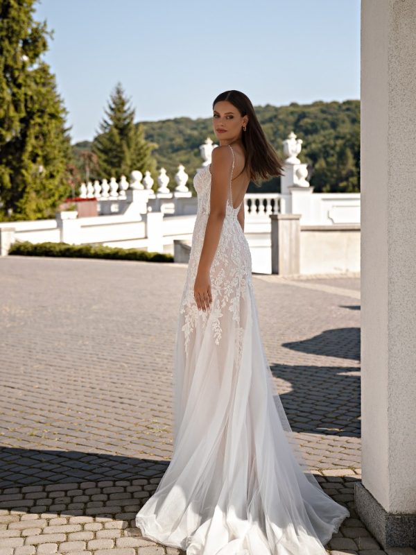 Νυφικό γοργόνα με τιράντες.