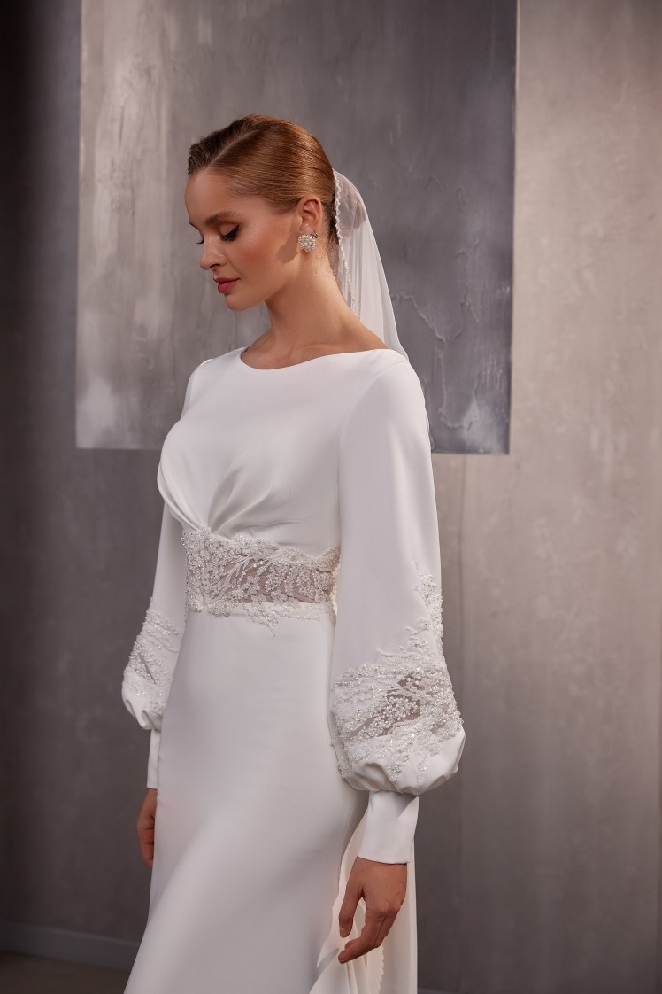 Κρεπ νυφικό με δαντέλα στα μανίκια και στη μέση.
