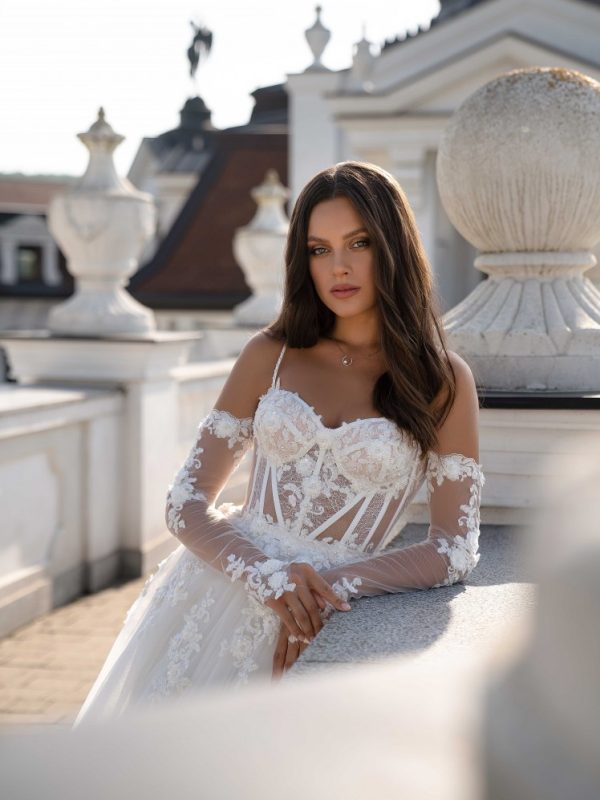 Νυφικό με κορσέ και 3D λουλούδια.