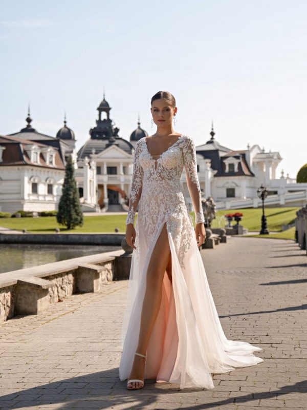 Boho νυφικό με μακριά μανίκια.