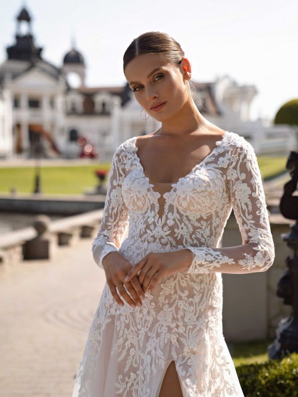 Boho νυφικό με μακριά μανίκια.