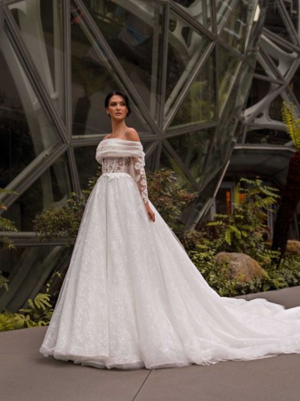 Νυφικό με ανοιχτούς ωμούς με μπολερό.