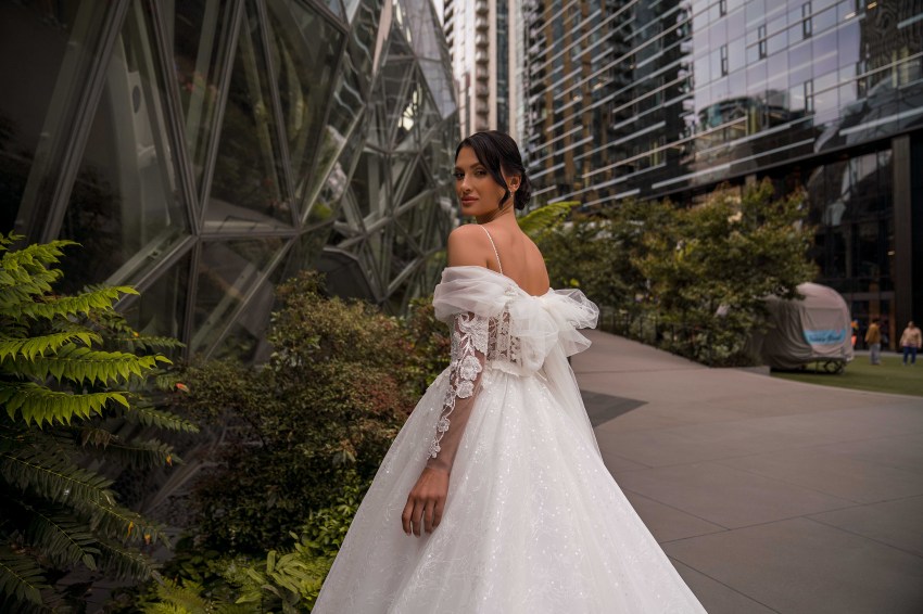 Νυφικό με ανοιχτούς ωμούς με μπολερό εξτρά