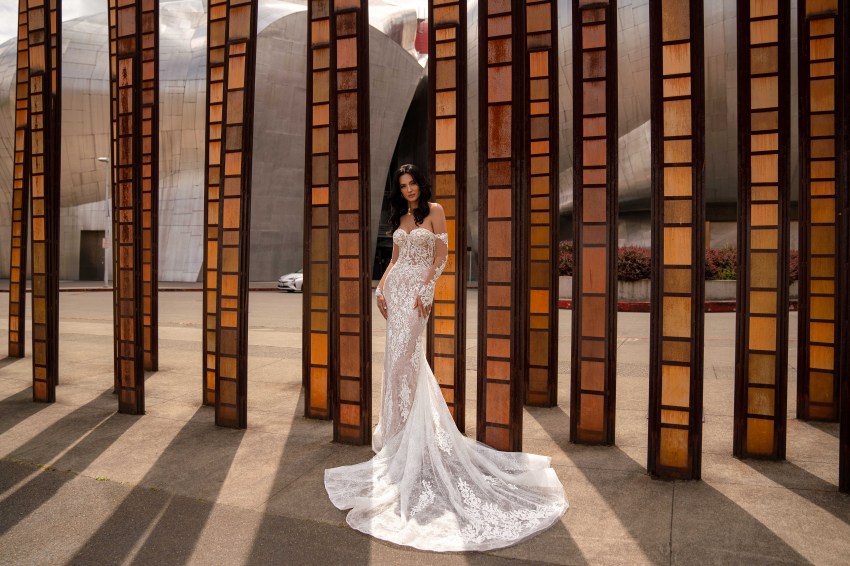 Γοργόνα νυφικό με αποσπώμενα μανίκια.