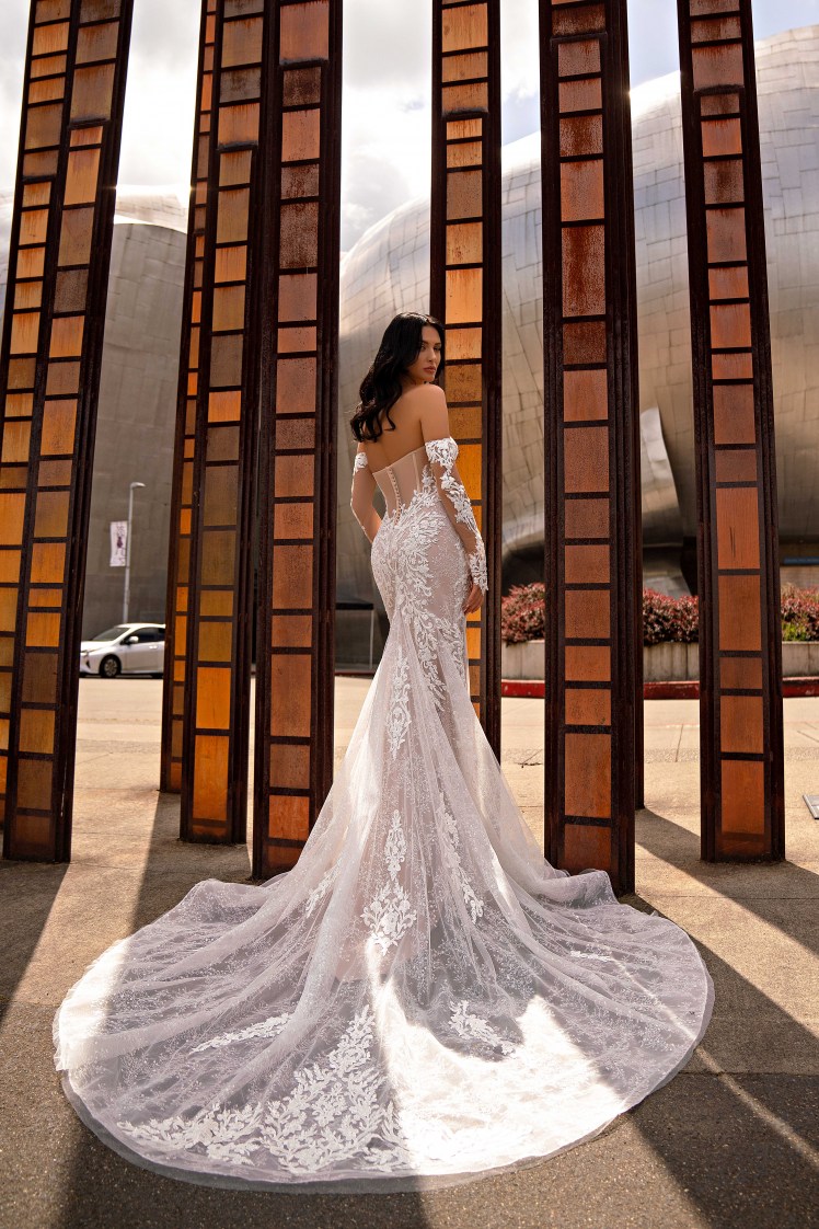 Γοργόνα νυφικό με αποσπώμενα μανίκια.