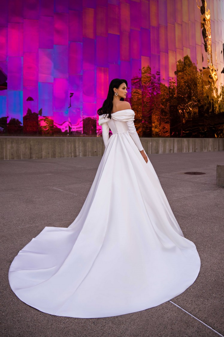 Σατέν νυφικό φόρεμα με μανίκια Σαρα.