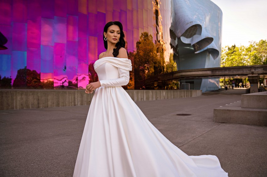 Σατέν νυφικό φόρεμα με μανίκια Σαρα.