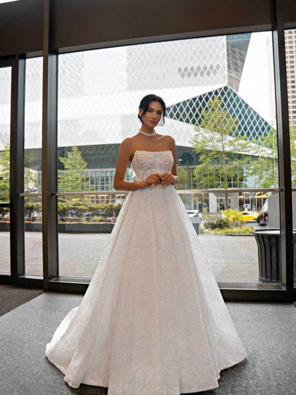 Στράπλες νυφικό σε στυλ πριγκίπισσα. με δαντέλα.