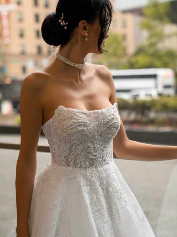 Στράπλες νυφικό σε στυλ πριγκίπισσα.