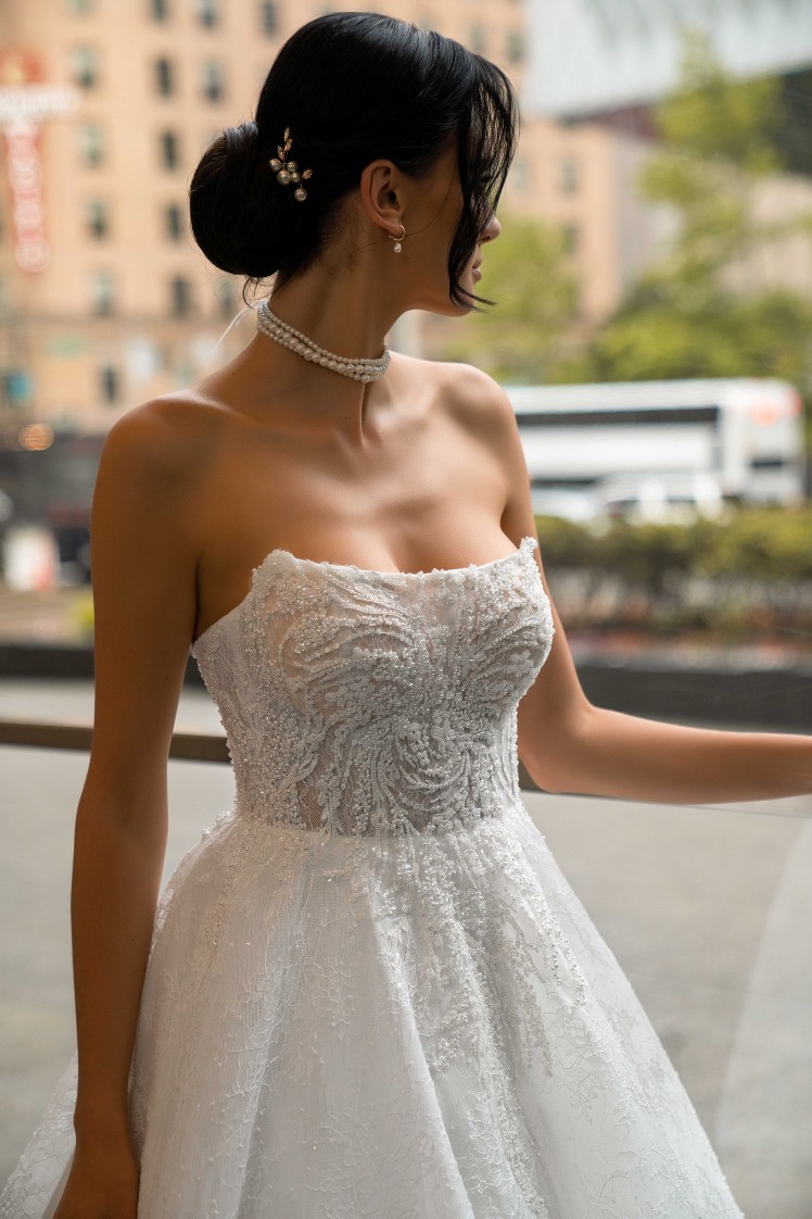 Στράπλες νυφικό σε στυλ πριγκίπισσα.