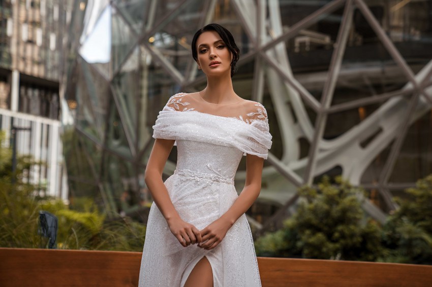 Νυφικό απο δαντέλα και αποσπώμενη ουρά Σόνια.