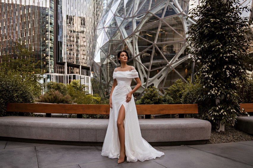 Νυφικό απο δαντέλα ,σκίσιμο στη φούστα και αποσπώμενη ουρά Σόνια.