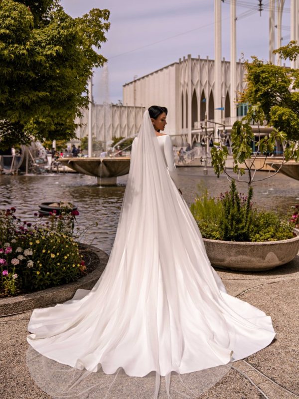 Πριγκιπικό νυφικό απο ιβουάρ σατέν ύφασμα.