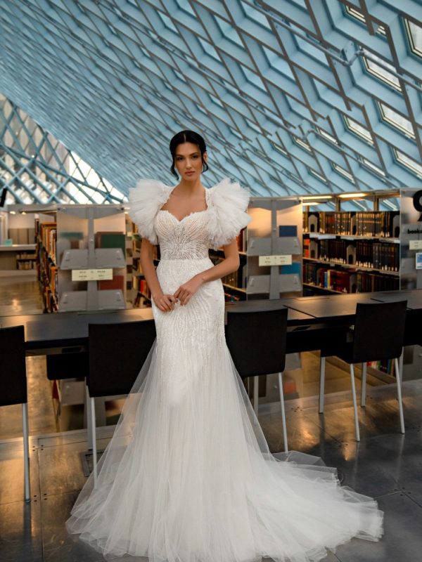 Γοργονέ νυφικό με έξτρα μπολερό σε ιβουάρ χρώμα.