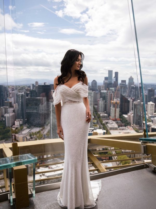 Νυφικό με τιράντες και μανίκια στους ώμους.