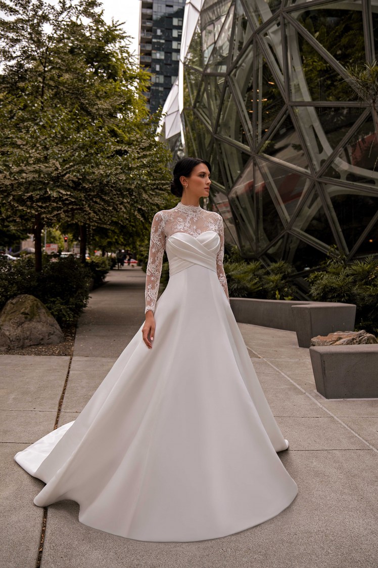 Σατέν νυφικό με μπολερό από δαντέλα.