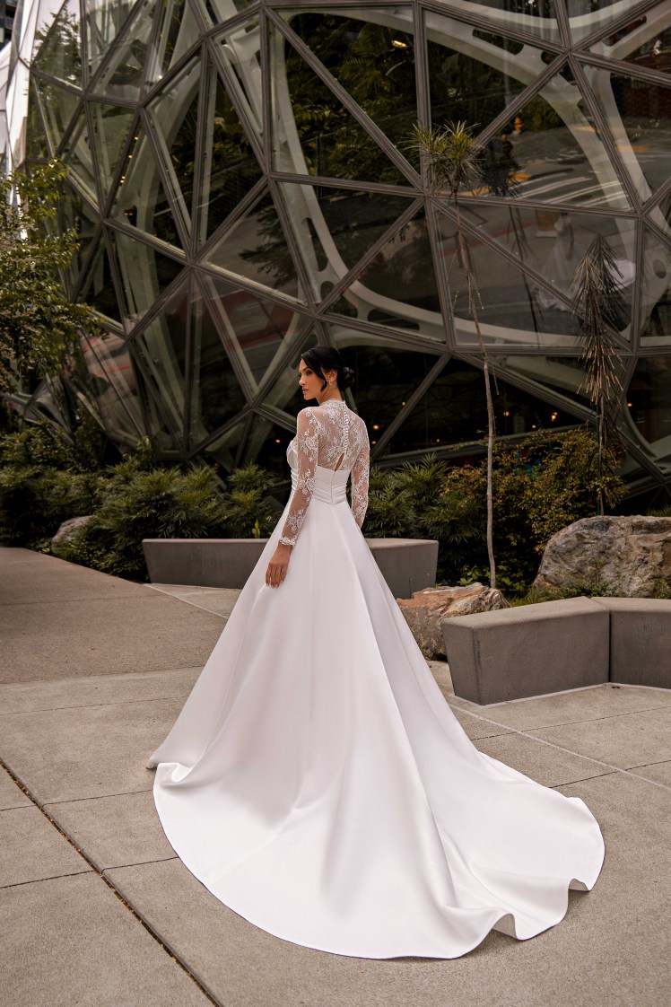 Σατέν νυφικό με Έξτρα μπολερό από δαντέλα.