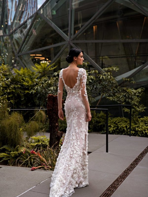 Γοργόνα νυφικό με τρισδιάστατα λουλούδια και ανοιχτή πλάτη.