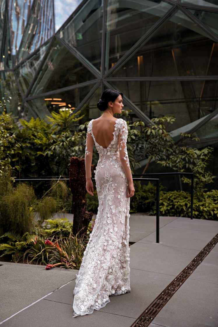 Γοργόνα νυφικό με τρισδιάστατα λουλούδια και ανοιχτή πλάτη.